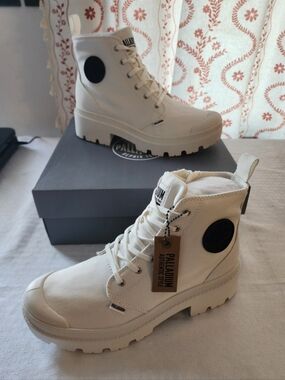 Women's Palladium Pallabase Twill. Star White- New Size 9